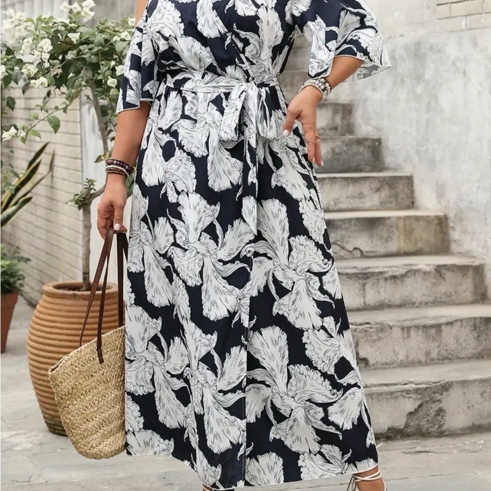Navy and White Floral Long Dress with Cold Shoulder Short Sleeve V Neck Size 1XL